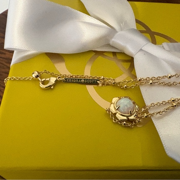 Kendra Scott Susie Gold Pendant Necklace in White Kyocera Opal - Picture 15 of 16